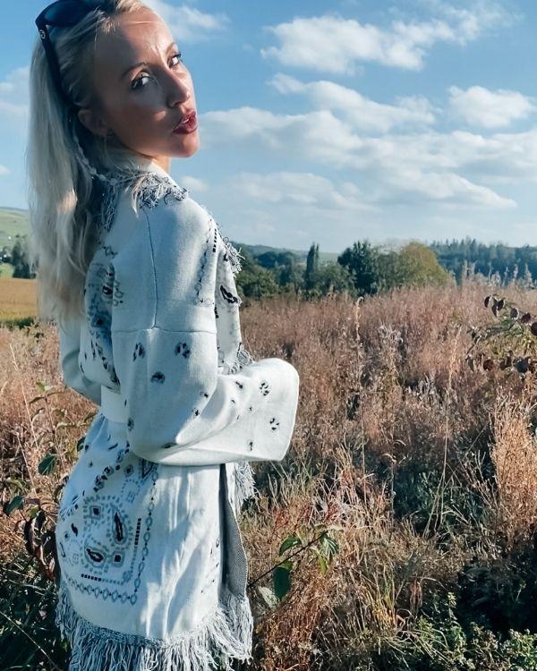 Weisse cardigan Strickjacke im Boho Hippie Style mit Fransen und Paisley Mustern - Exklusive Strickjacken online kaufen