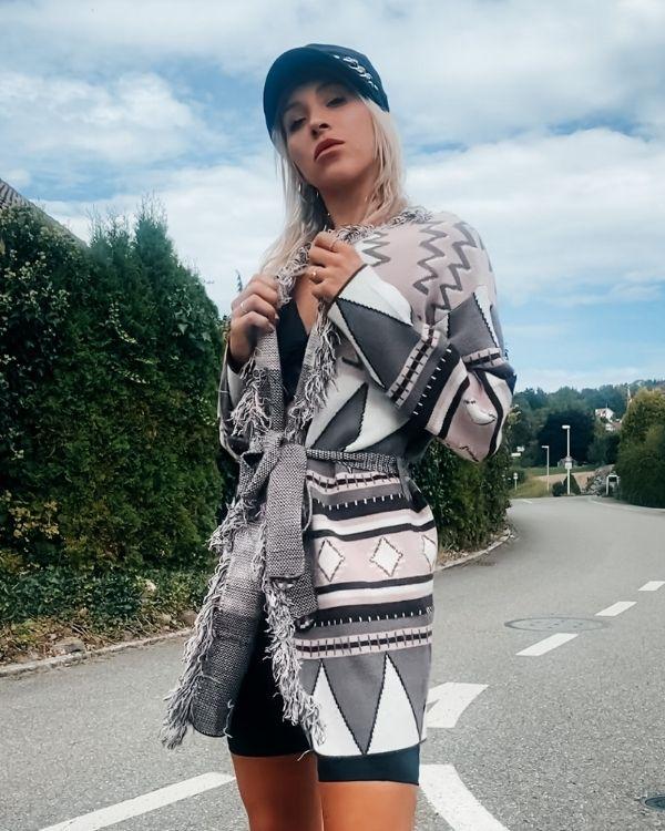 Boho Fransen Jacke Rosa Schwarz mit Boho Ethno Muster - Halblange Cardigan Strickjacke Schweiz kaufen Just Style