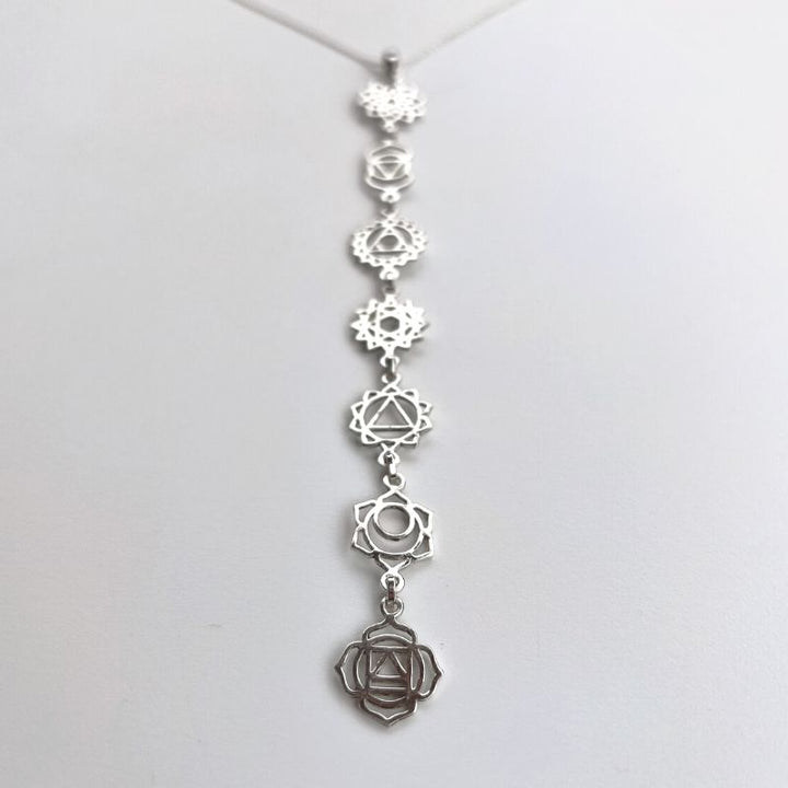 Silberne Chakra Halskette Kette mit Chakra Symbolen - Das Tor zu deinen Energiepunkten 
