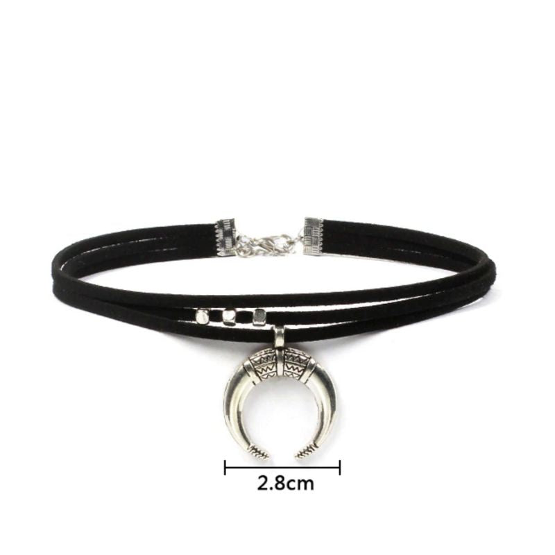 Schwarze Kunstleder Halskette Choker mit Halbmond Anhaenger im Boho Ethno Style