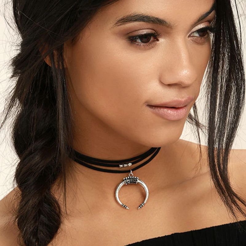 Boho Choker Halskette aus Kunstleder in schwarz mit silbernem Halbmond Anhänger 
