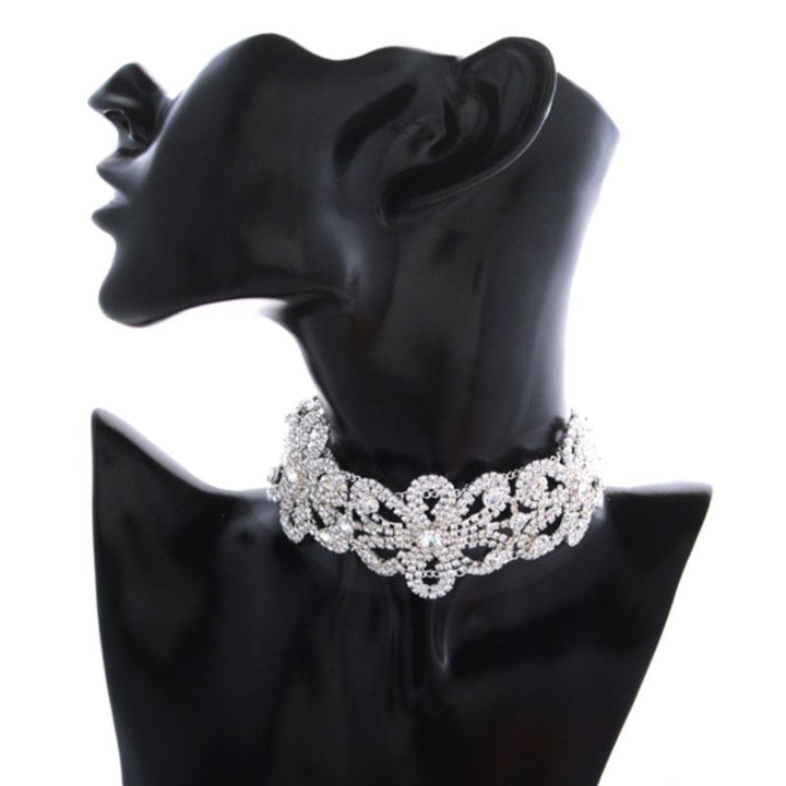 Silberne Choker Halskette aus Glitzer Strassteinen in Blumen Muster Form