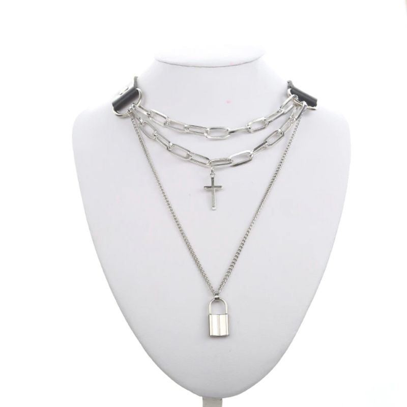 Choker Multilayer Halskette mit 3 Ketten und Kreuz und Schloss Anhaenger 