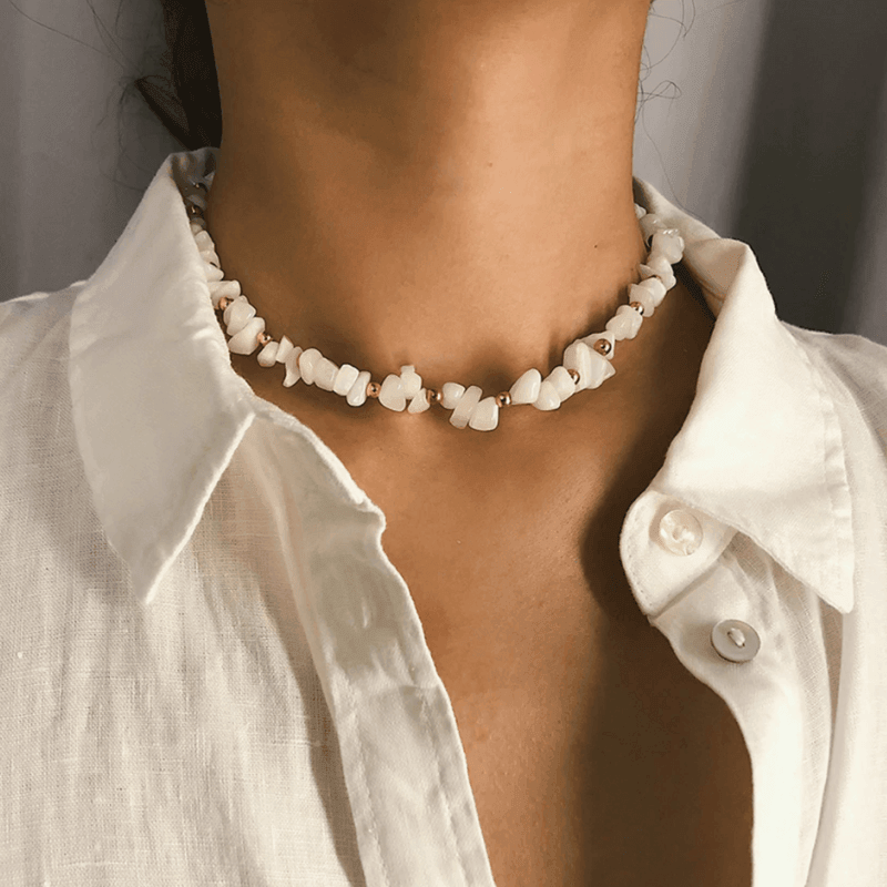 Choker Halskette aus weissen Natursteinen mit goldenen Perlen dazwischen