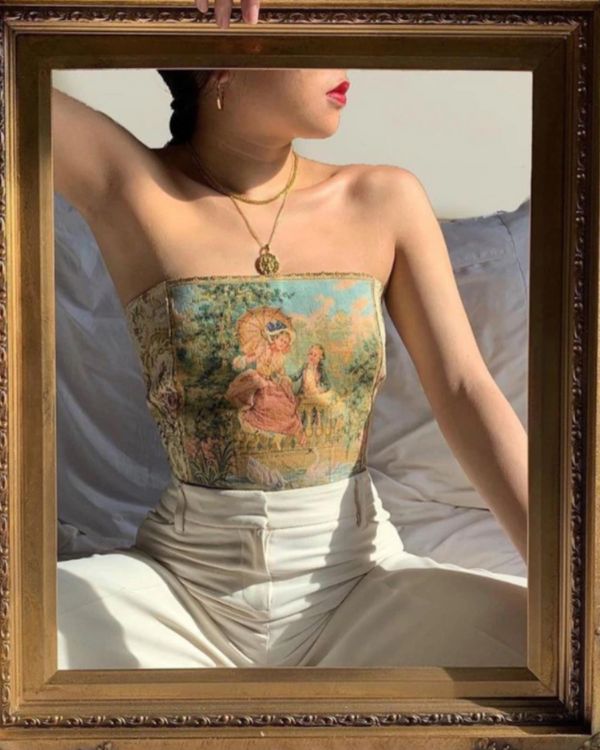 Schulterfreies Crop Top mit Schnuerrung auf der Rueckseite und Aesthetic Zeichnung auf der Vorderseite 
