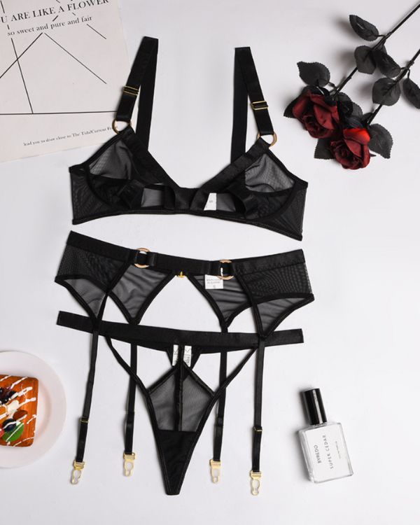 Schwarzes Cut-Out Dessous Set aus BH, High-Waist String Tanga und Strapsen Halterung
