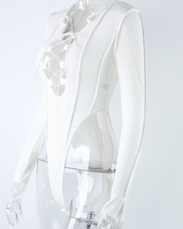 Weisser sexy Damen Bodysuit mit tiefem Ausschnitt und langen Aermeln
