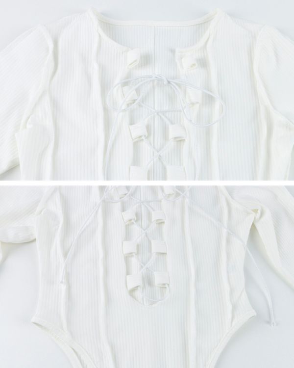 Weisser gerippter Damen Bodysuit mit Schnuerrung Effekt auf der Vorderseite 