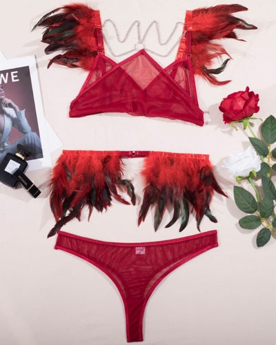 Rotes Lingerie Dessous Set aus Mesh Top mit Ketten und Federn und passender Taillen Federn Gurt mit String Tanga