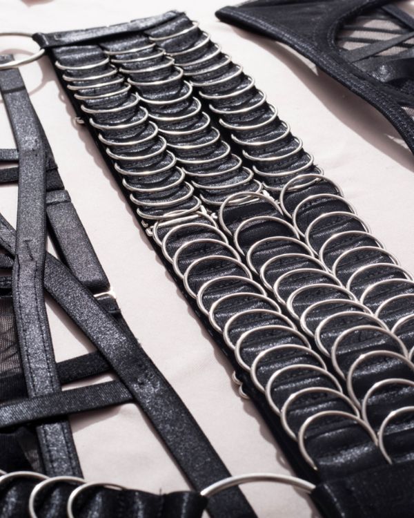 Details vom Taillengurt aus Baendern Riemen und Metallringen 