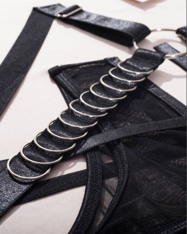 String Tanga mit Beinguertel und Metallringen