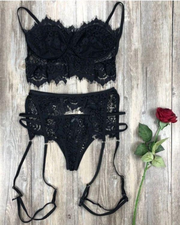 3 Teiler Dessous Lingerie Set aus Strapsen Halterung, String und Crop Top Spitzen Bra