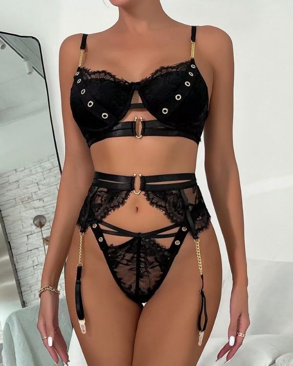 Heisses schwarzes Dessous Reizwaesche Set aus Spitzen Nieten BH, Strapsen Halterung und String Tanga