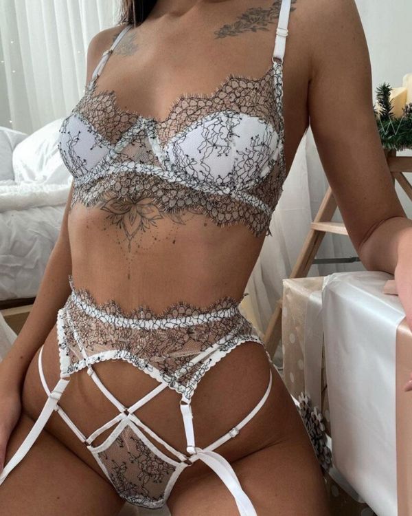 Erotisch verspieltes Damen Dessous Set aus Spitzen und schwarzen Details