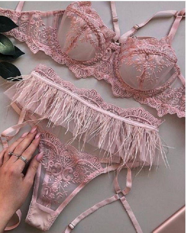 Exklusives Lingerie Set mit Cup BH und Spitzen String Tanga