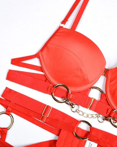 Roter BH gepolstert und mit Ringen und Ketten dekoriert 