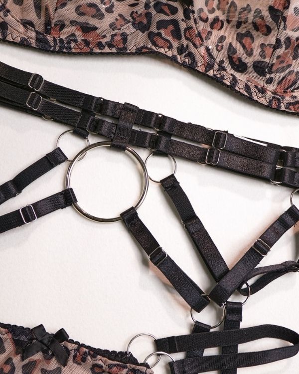 Strapsen Halterung in schwarz im Bondage Look mit Ring in der Mitte