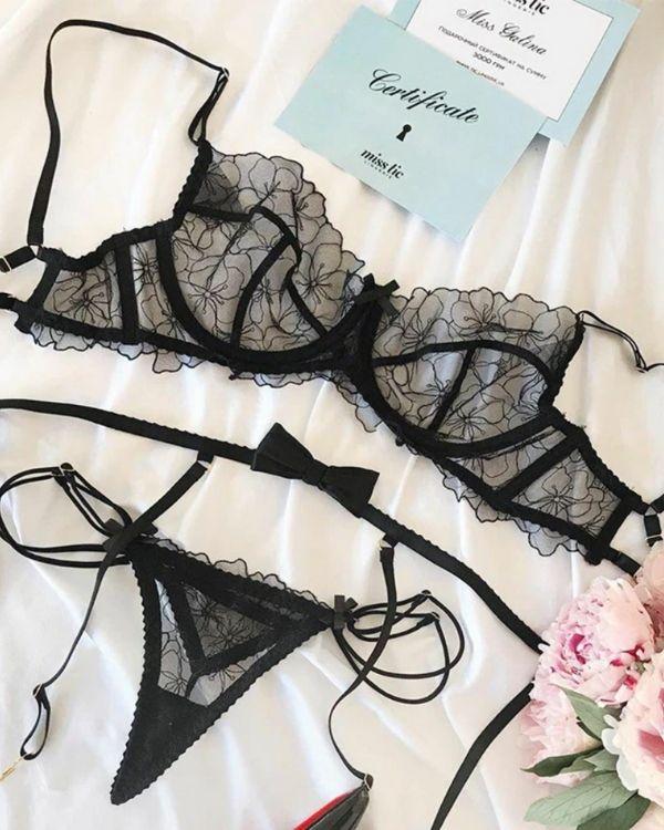 3 Teiler Dessous Damen Set - Erotische Reizwaesche mit Strapsen Halterung und schwarzer Masche