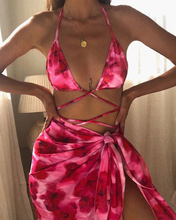 Pink Rosa Dreiteiler Bikini Set aus Triangel Oberteil und brazilian High-Waist Badehose mit Pareo dazu