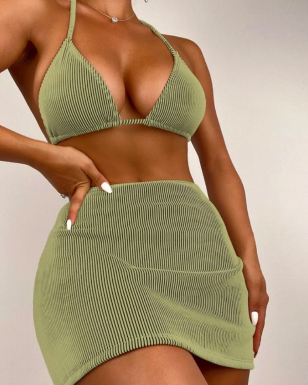 Geripptes stillvolles Bikini Set aus Triangel und High-Waist Badehose mit passendem Rock