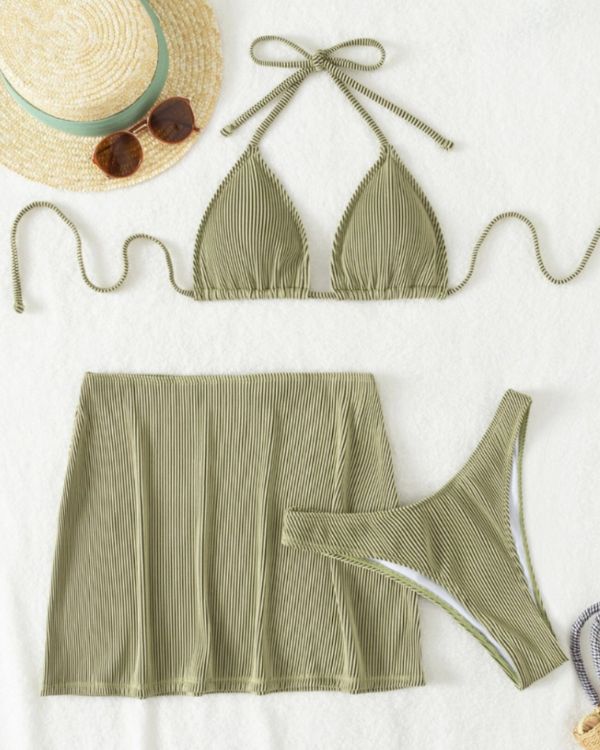 Gruenes Damen Bikini Set mit passendem Rock