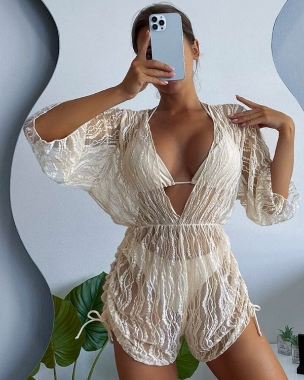 Elegantes beiges Bikini Set mit passendem Mesh Overall Jumpsuit mit schoenen Mustern 