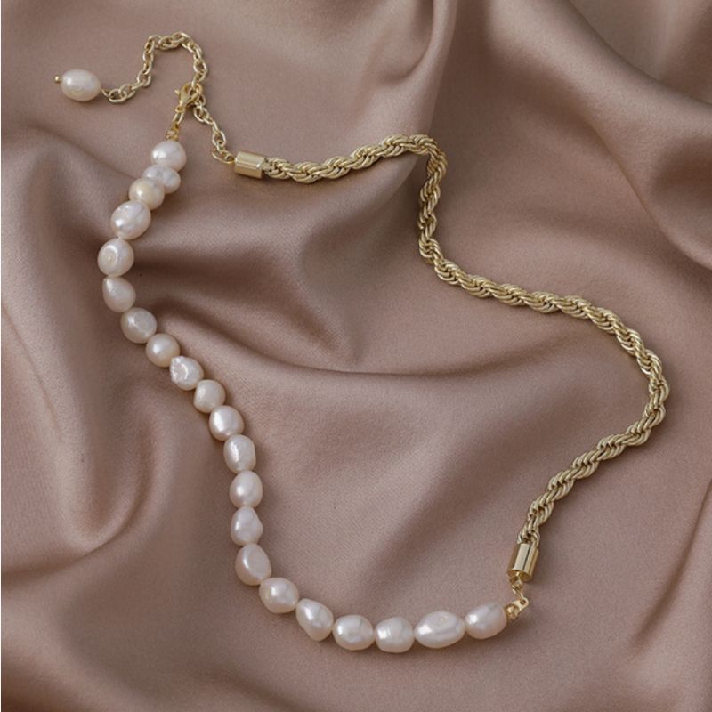 Hochwertige Halskette aus weissen echten Wasserperlen und goldener verdrehter Twisted Kette