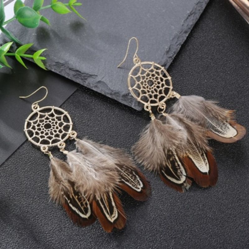 Boho Hippie Feder Ohrringe mit goldenem Kreis im Traumfänger Style mit braunen schoenen Federn 
