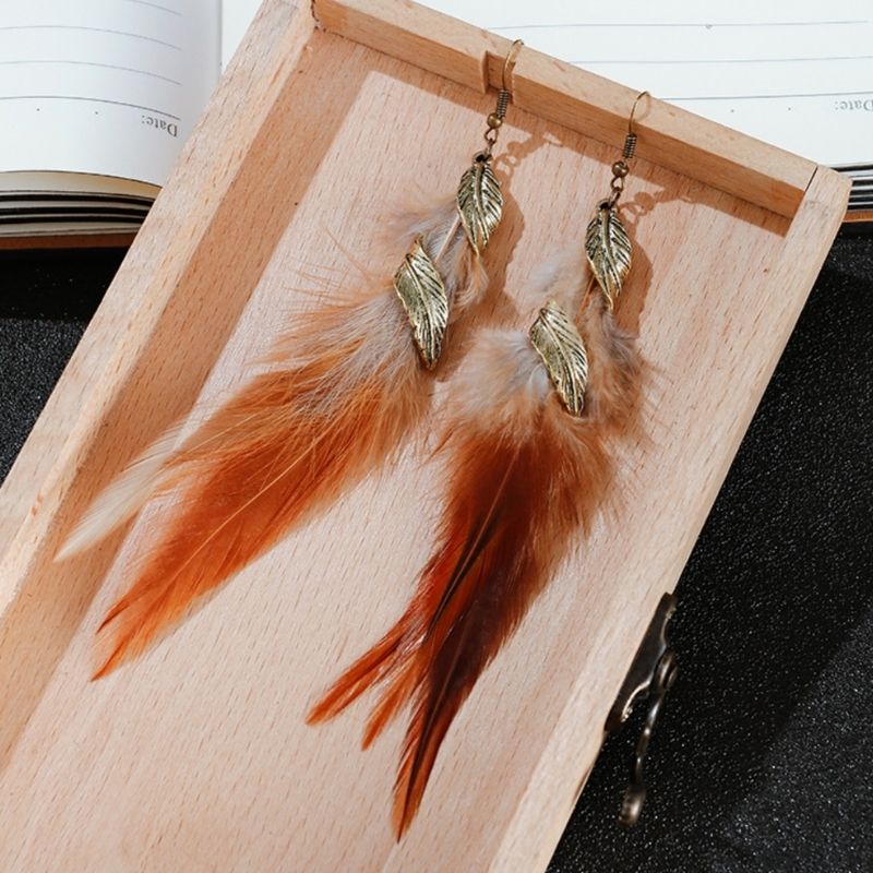 Braune Federschmuck Ohrringe mit Bronzegoldenen Blatt Mustern - Boho Hippie Ohrringe Schmuck Schweiz