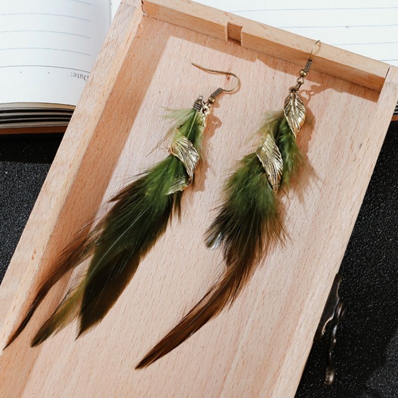 Gruene Federohrringe mit goldenen Blatt Mustern - Hippie Feder Ohrringe online kaufen