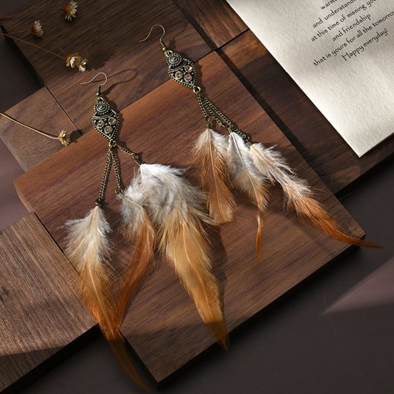Boho Ohrringe mit braun weissen Federn und schoenem Anhanger Ethno Symbol