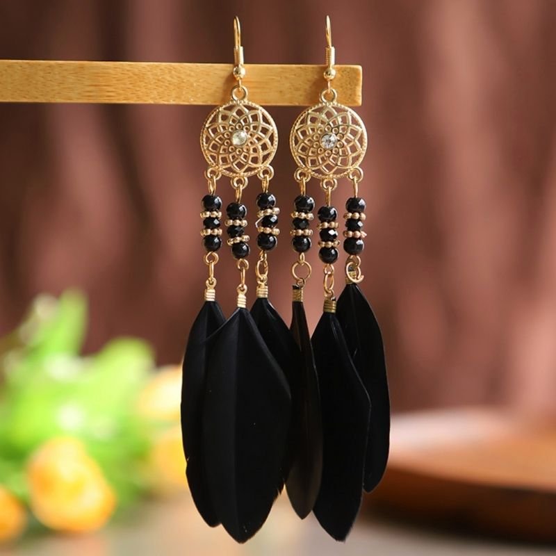 Schwarze Boho HIppie Federohrringe Damen Federschmuck mit goldenem Blumen Symbol im Kreis 