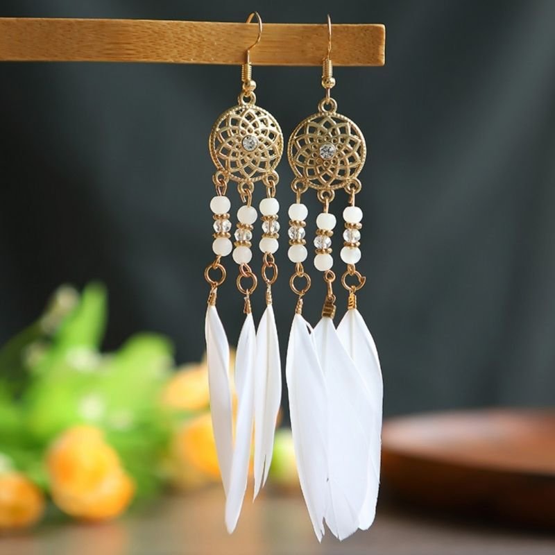Weisse Boho Hippie Feder Ohrringe Federohrringe an einem runden Blumen Symbol mit Perlen 
