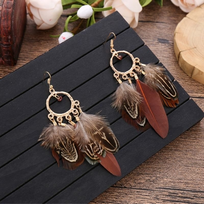 Braune Federschmuck Ohrringe mit goldenem Kreis - Hippie Boho Style Ohrringe 
