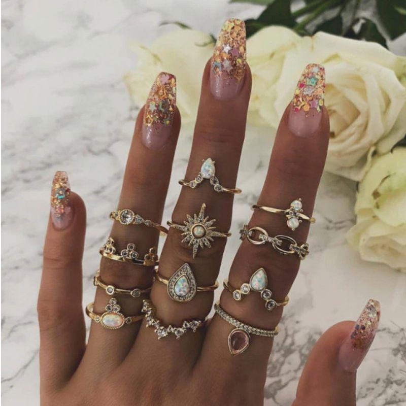 Goldenes Fingerringe Modeschmuck Set mit GLitzersteinen und Mondstein Opalstein - Boho Modeschmuck Schweiz Just Style
