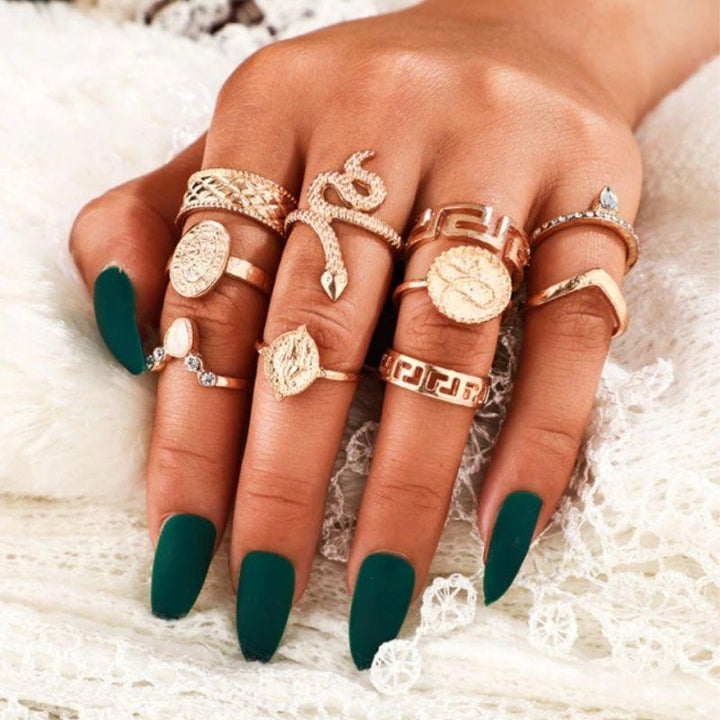 Goldene Fingerringe Modeschmuck mit Schlangen Symbol und weiteren Symbolen 
