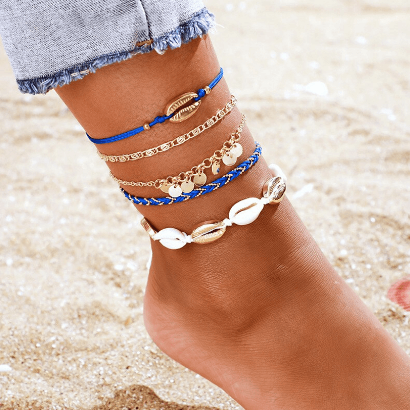 Fussketten aus Muschelketten und goldenen Kettchen - Muschel Beach Look Schmuck