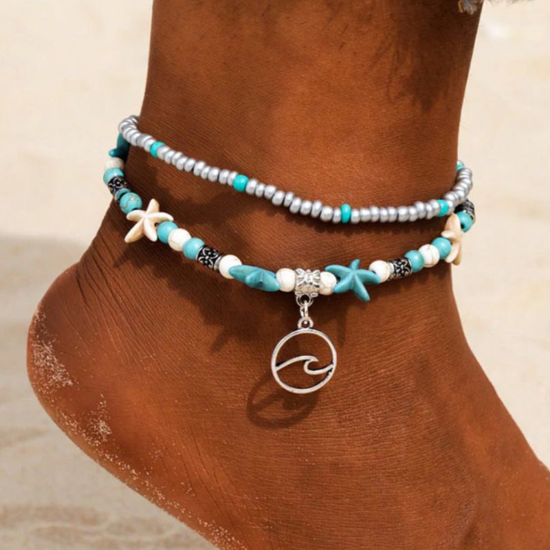 Boho Beach Fusskette aus Kunst Muscheln mit silbernem Wellen Anhaenger Symbol