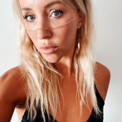 Edelstein Gesichtskette in gold mit rosa Quarz Stein - Facechain Festival Schmuck aus Ibiza