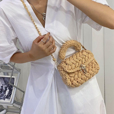 Beige Schultertasche klein gestrickt Hakele Handtasche mit goldener Gliederkette