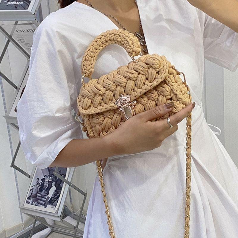 Beige gestrickte Handtasche elegant mit goldener Gliederkette - Fashion Haekel Handtasche Schweiz