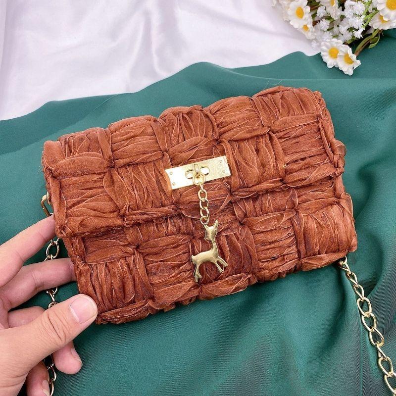 Braune Gewobene Handtasche elegant mit goldener Gliederkette Fashion Stricktasche Damen 
