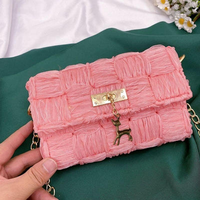 Pinke Haekeltasche Handtasche Stricktasche Gewoben mit goldenem Bambi und goldener Gliederkette