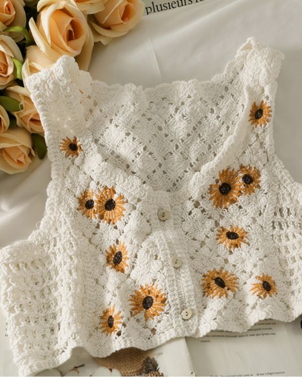 Weisses Damen Haekeltop Crochet Crop Top mit Sonnenblumen Stickerei 
