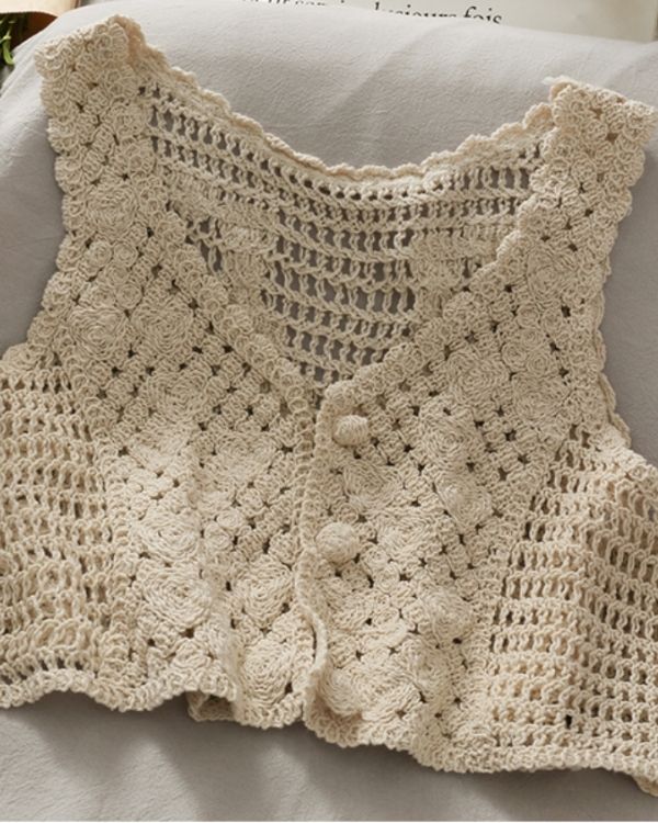 Boho Crochet Crop Top Damen - Haekeltop in beige mit Mustern und Knoepfen auf der Vorderseite 