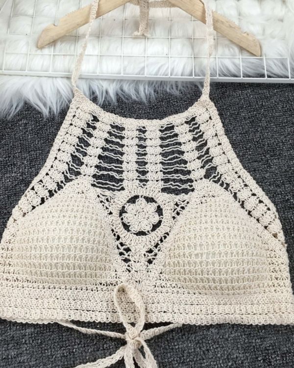 Boho Hippie Crochet Crop Top mit Blumen Muster auf der Vorderseite - Neckholder Haekeltop Hippie Look