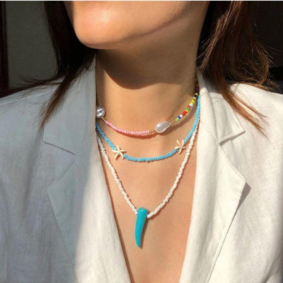 Boho Halsketten aus kleinen Perlen mit einem Horn Anhänger