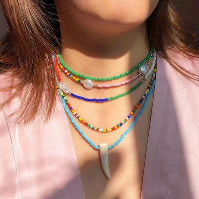 Boho Halskette aus Perlen mit Horn Anhänger