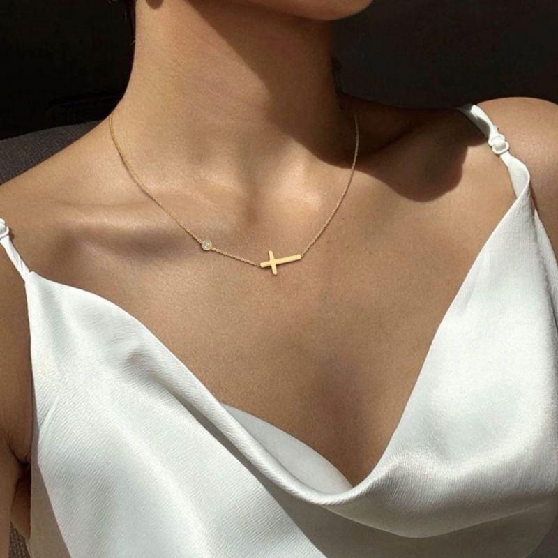 Goldene feine leichte Damen Halskette Choker mit Kreuz Symbol  - Damen Modeschmuck rostfreier Stahl 