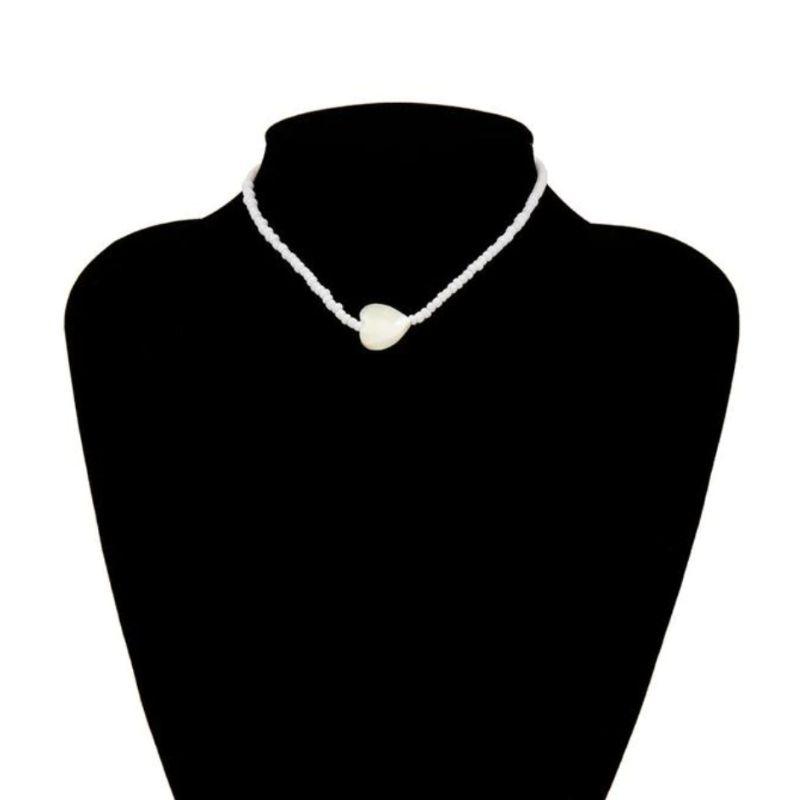 Weisse Halskette aus feinen Perlen mit Herz Symbol 